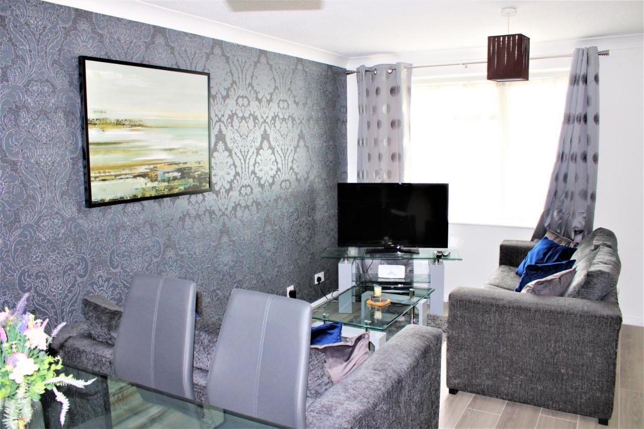 Homely And Budget Friendly 3 Bed House Sleeps 6 Free Parking!